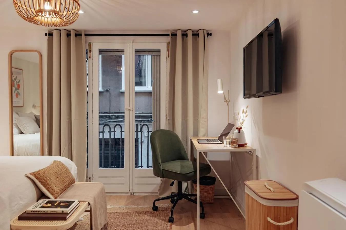 Casa Lennon Apartment Barcelona