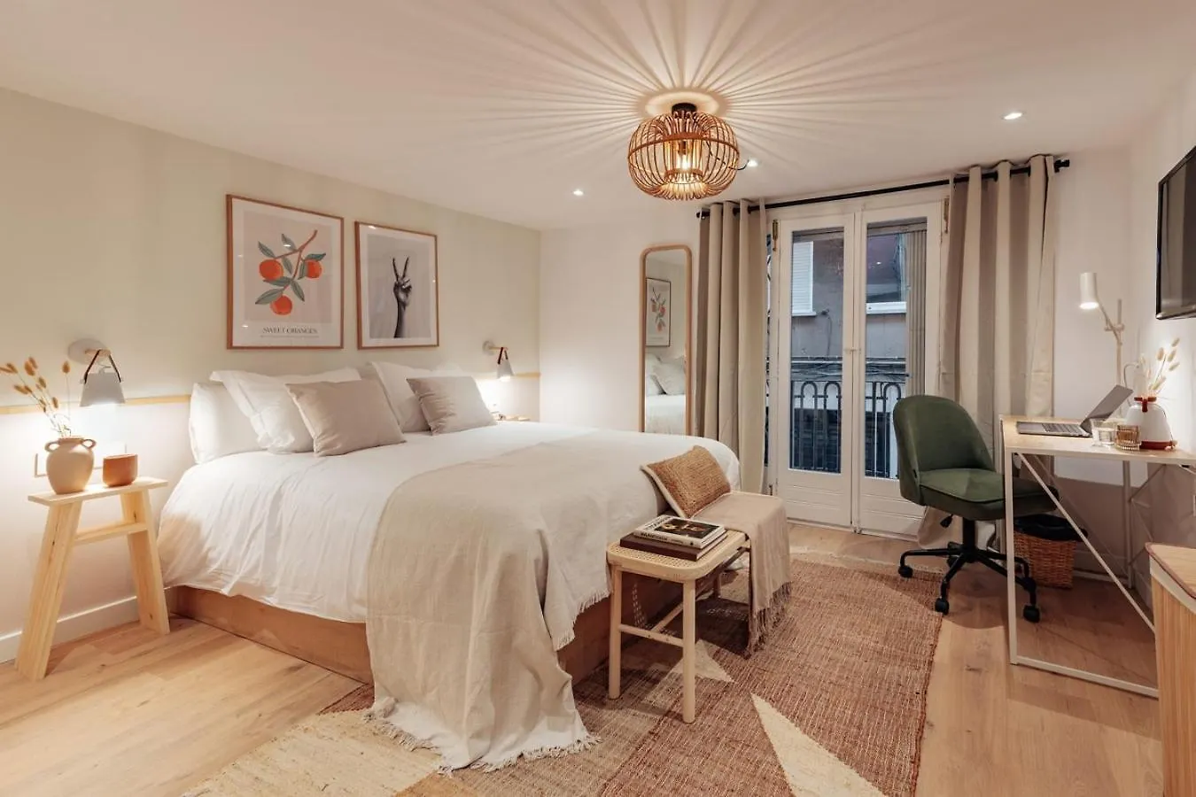 Casa Lennon Apartment Barcelona
